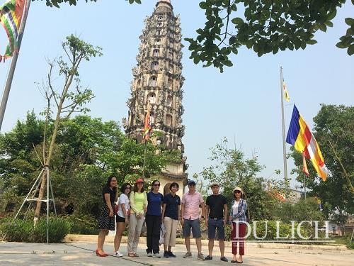 Đoàn chụp ảnh tại chùa Cổ Lễ, huyện Trực Ninh, Nam Định